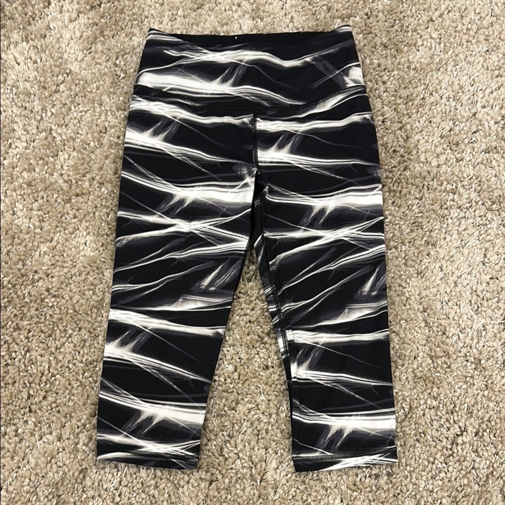 Victoria’s Secret VSX cropped leggings. Size small